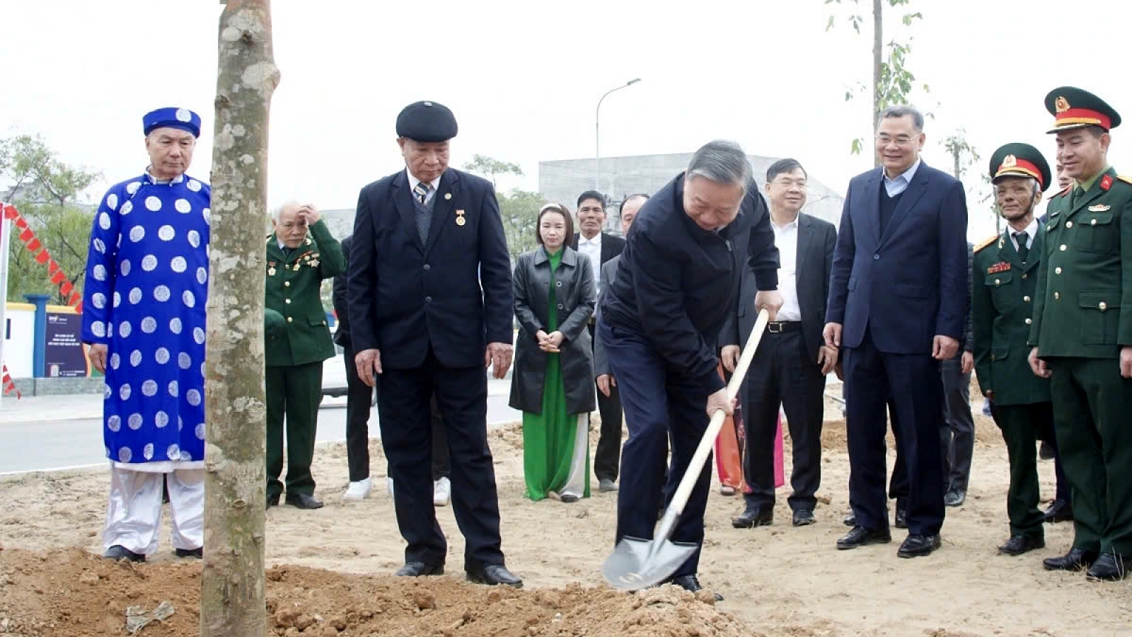 Party leader To Lam launches tree planting festival in Hung Yen